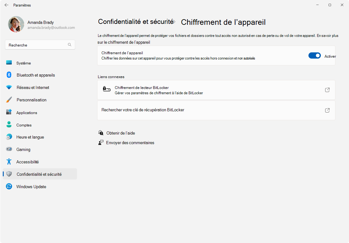Paramètres de Windows 11 en français, ouverts sur Chiffrement de l'appareil, avec l'interrupteur bleu et les liens de récupération BitLocker.